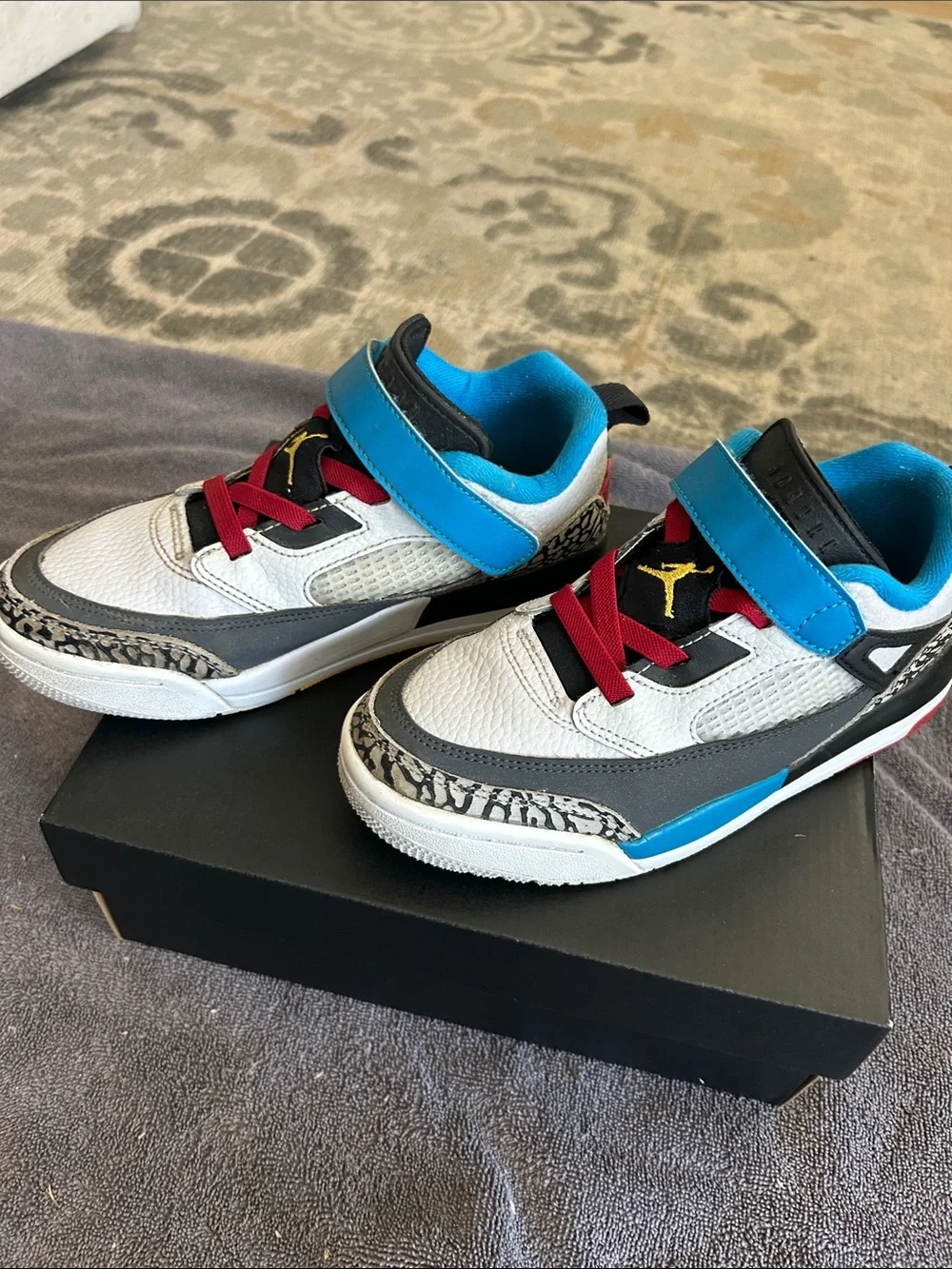 Jordan Boys’ Spizike Low SE in size 2.5 in White, Blue, Red, Black